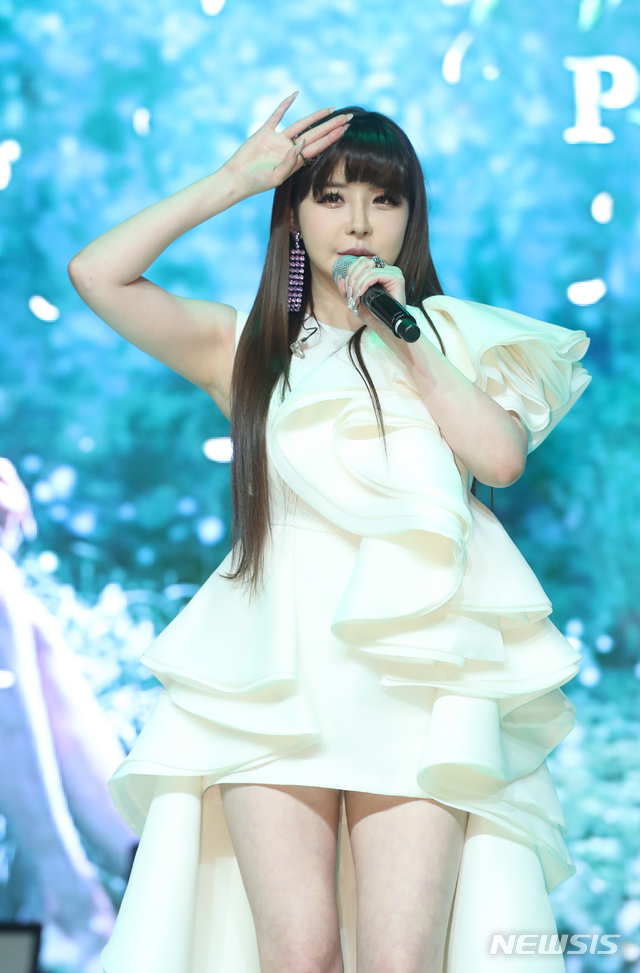 【서울=뉴시스】조수정 기자 =2NE1 출신 가수 박봄이 13일 오후 서울 강남구 일지아트홀에서 솔로 싱글앨범 '스프링(Spring)' 발매 기념 쇼케이스를 열고 포인트 안무를 보여주고 있다. 2019.03.13. chocrystal@newsis.com