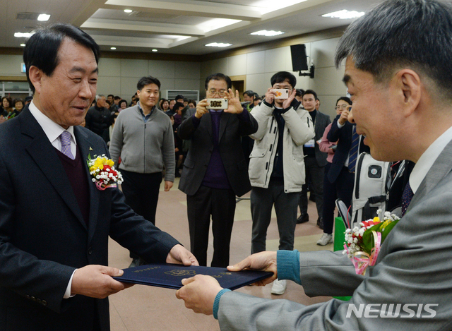 【전주=뉴시스】 김얼 기자= 제2회 전국동시조합장 선거 날인 13일 전북 전주시 전주농협 4층 회의실 개표소에서 완주군 산림조합 임필환 당선인이 당선증을 전달받고 있다. 2019.03.13.  pmkeul@newsis.com