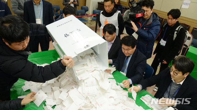 【전주=뉴시스】 김얼 기자= 제2회 전국동시조합장 선거 날인 13일 전북 전주시 전주농협 4층 회의실 개표소에서 선거관리위원회 관계자들이 개표를 하고 있다. 2019.03.13.pmkeul@newsis.com