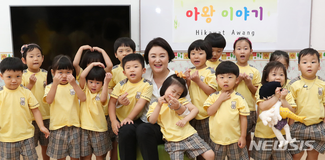 【사이버자야(말레이시아)=뉴시스】전신 기자 = 말레이시아를 국빈방문 중인 김정숙 여사가 13일 사이버자야에 위치한 한국학교를 방문해 유치원생들에게 동화를 읽어준 뒤 기념촬영하고 있다. 2019.03.13. (사진=청와대 제공) photo@newsis.com