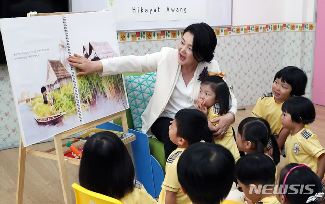 【사이버자야(말레이시아)=뉴시스】전신 기자 = 말레이시아를 국빈방문 중인 김정숙 여사가 13일 사이버자야에 위치한 한국학교를 방문해 유치원생들에게 동화를 읽어주고 있다. 2019.03.13. (사진=청와대 제공) photo@newsis.com