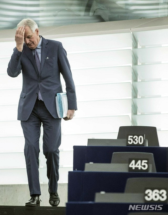 【스트라스부르=AP/뉴시스】 EU 측 브렉시트 협상 대표인 미셸 바르니에가 13일(현지시간) 프랑스 스트라스부르의 유럽의회에 들어서고 있다. 그는 이날 연설에서 "메이 총리가 연기의 목적을 설명할 수 없거나, 탈퇴 조약을 수정하려고 할 경우 시간을 더 주는 것은 무의미하다"며 브렉시트 연기에 대한 부정적인 입장을 표현했다. 2019.03.14.