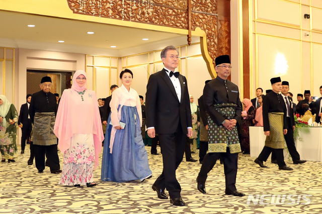 【쿠알라룸푸르(말레이시아)=뉴시스】전신 기자 = 말레이시아를 국빈 방문 중인 문재인 대통령과 부인 김정숙 여사가 13일 쿠알라룸푸르 말레이시아 왕궁에서 열린 국빈만찬에 압둘라 국왕 내외와 함께 입장하고 있다. 2019.03.13. photo1006@newsis.com