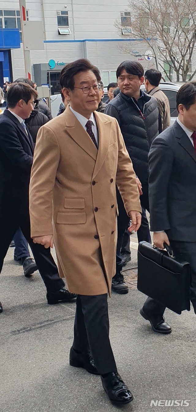 【성남=뉴시스】최준석 기자 = 직권남용권리행사방해 혐의 등으로 재판에 넘겨진 이재명 경기도지사가 14일 오후 ‘형님 강제입원’ 관련 10차 공판에 출석하기 위해 수원지방법원 성남지원 제3호법정에 들어서고 있다. 2019.03.14. ingoeboomer@gmail.com