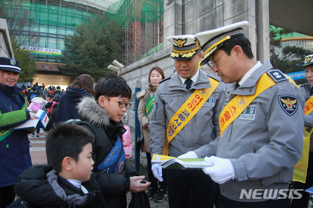 최해영 경기북부지방경찰청장이 등굣길 학생들에게 스쿨존 교통사고 예방을 위한 홍보 전단지를 나눠주고 있다. (사진=경기북부지방경찰청 제공)