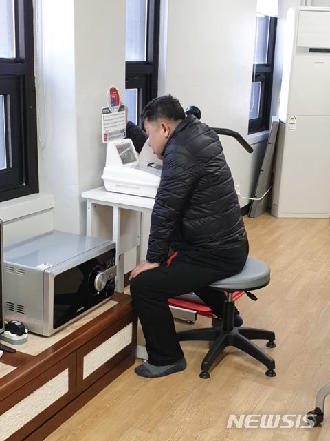 【서울=뉴시스】 시각장애인이 음성지원 혈압계를 사용하고 있다(강서구). 2019.03.14. (사진= 강서구 제공)