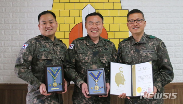 (사진은 헌혈 100회 유공으로 대한 적십자사로부터 적십자유공장 명예장을 받은 육군 제2공병여단 간부들. 사진 왼쪽부터 박민규 대위, 김혁년 중령, 최동식 상사)
