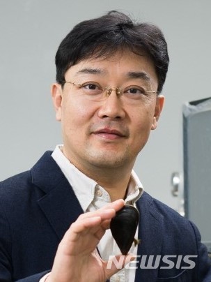 【포항=뉴시스】강진구 기자 = 포스텍(총장 김도연)은 화학공학과 차형준(사진), 용기중 교수와 박사과정 박태윤, 한기덕 씨가 공동연구를 통해 홍합 접착단백질의 상분리 현상(phase separation)을 이용해 고내구성을 지닌 초발수 표면을 제작하는 데 성공했다고 14일 밝혔다.2019.03.14.(사진=포스텍 제공) photo@newsis.com