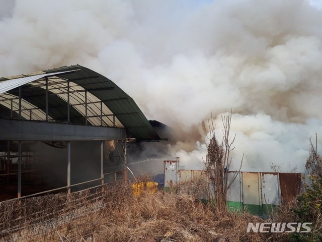 【보은=뉴시스】임장규 기자 = 14일 오후 2시38분께 충북 보은군 회인면 A(70·여)씨의 단독주택에서 불이 나 A씨가 숨졌다. 2019.03.14. (사진=충북도소방본부 제공) photo@newsis.com