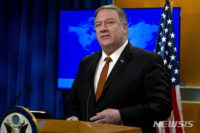 【워싱턴=AP/뉴시스】13일(현지시간) 미 국무부 청사에서 열린 기자회견에서 마이크 폼페이오 국무장관이 인권보고서 내용을 설명하고 있다. 2019.03.14 