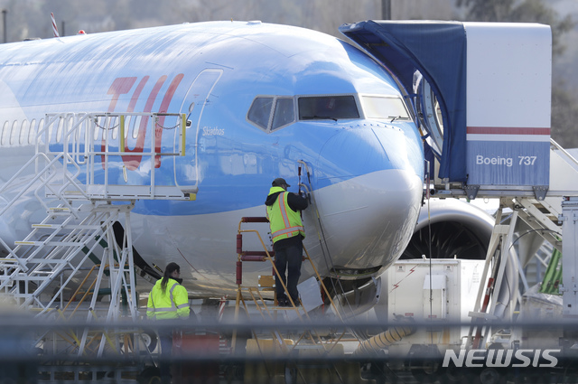 【렌튼(미 워싱턴주)=AP/뉴시스】미 워싱턴주 렌튼의 보잉사 조립공장에서 13일 노동자자들이 보잉 737 맥스 8기 옆에 서 있다. 도널드 트럼프 미 대통령은 이날 맥스 8 및 맥스 9 기종 모두에 대한 운항 중단 긴급명령을 내렸다. 이에 따라 뉴욕 증시에서 보잉사 주가가 폭락하기 시작했다. 2019.3.14 