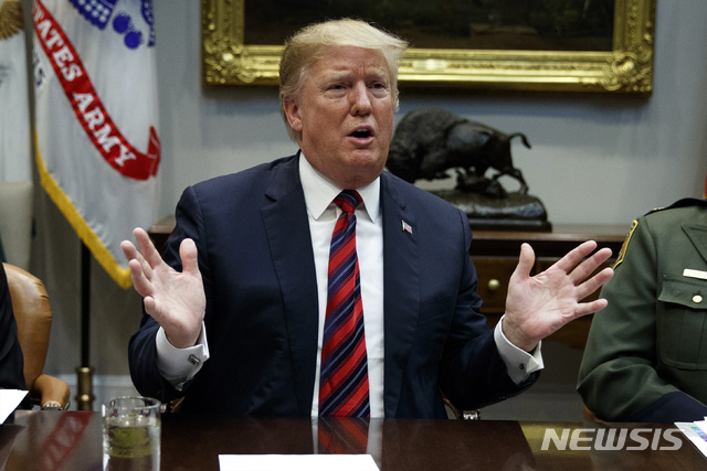 【워싱턴=AP/뉴시스】 도널드 트럼프 미국 대통령의 지지율이 이달 들어 40% 아래로 떨어진 것으로 나타났다. 14일(현지시간) 여론조사기관 갤럽이 발표한 결과에 따르면 트럼프 대통령에 대한 지지율은 39%에 그쳤다. 2019.03.14.
