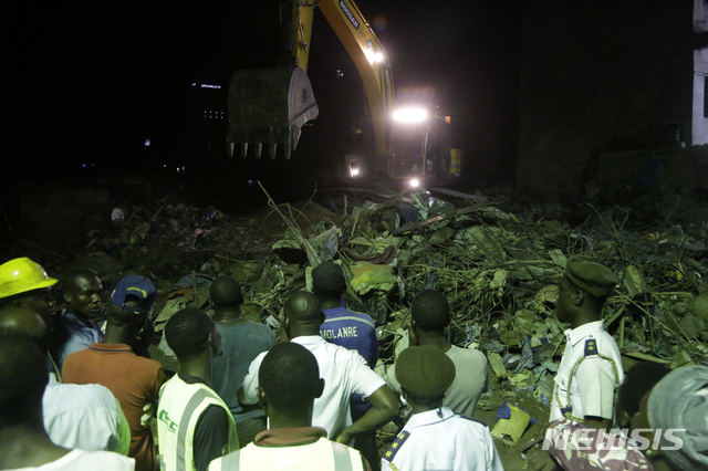 【라고스( 나이지리아) = AP/뉴시스】지난 달 13일 나이지리아 수도의 3층짜리 학교 건물 붕괴현장에서 주민들이 매몰된 어린이들의 구조작업을 지켜보고 있다.