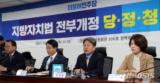 【서울=뉴시스】박영태 기자 = 14일 오전 서울 영등포구 여의도 국회 의원회관에서 열린 지방자치법 전부개정 당정청 협의에서 강기정 청와대 정무수석이 발언을 하고 있다. 2019.03.14.since1999@newsis.com