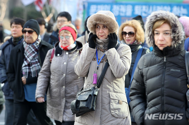 【서울=뉴시스】박미소 수습기자 = 꽃샘추위가 찾아온 지난 14일 오전 서울 종로구 광화문 네거리에서 외국인 관광객들이 패딩 옷을 입고 발걸음을 옮기고 있다. 2019.03.14.  misocamera@newsis.com