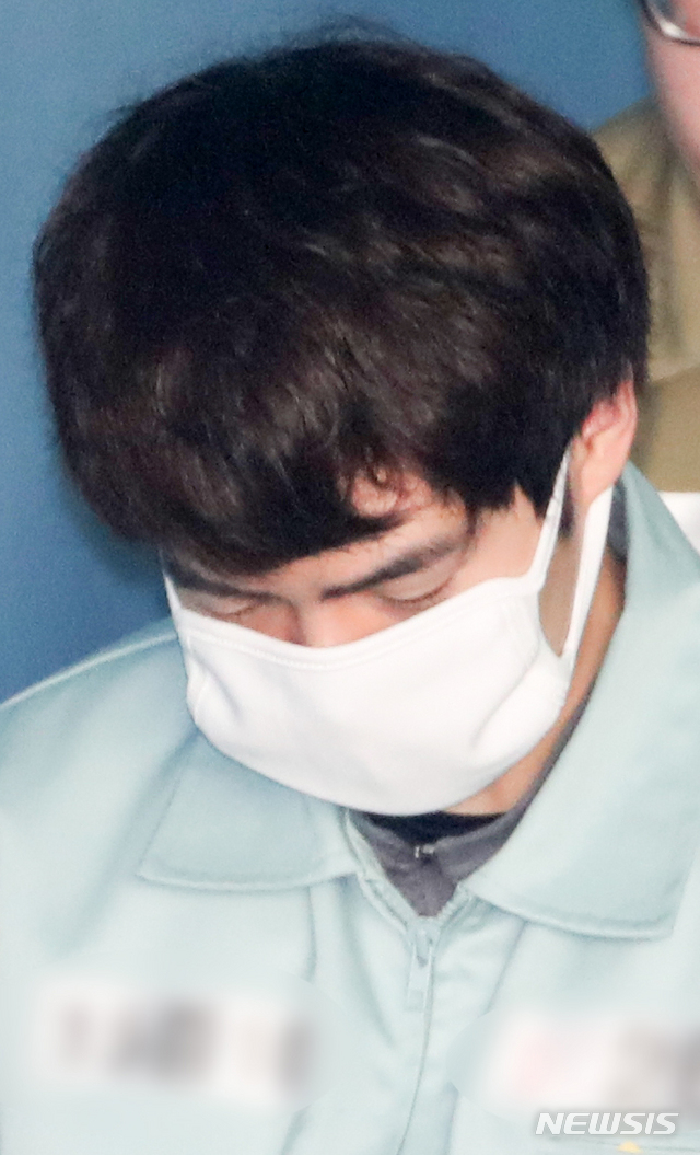 【서울=뉴시스】김선웅 기자 = 음주운전 혐의로 구속 기소된 배우 손승원씨가 14일 오전 서울 서초구 서울중앙지법에서 열린 2차 공판에 출석하고 있다. 2019.03.14. mangusta@newsis.com