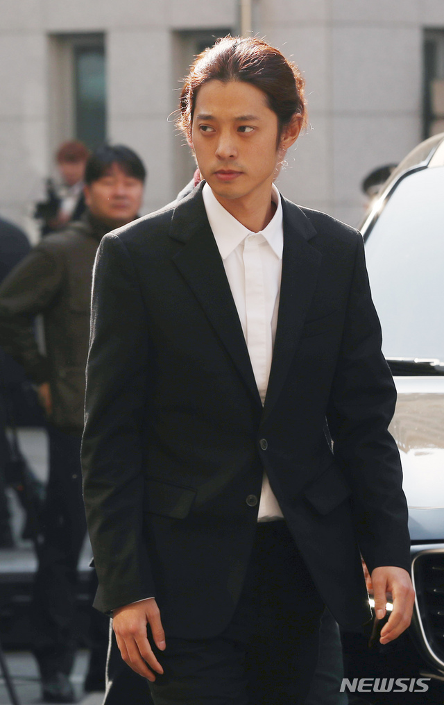 【서울=뉴시스】고승민 기자 = 성관계 영상 불법 유포 등의 혐의를 받는 가수 정준영이 조사를 받기 위해 지난 14일 서울경찰청으로 출석하고 있다. 2019.03.14.kkssmm99@newsis.com