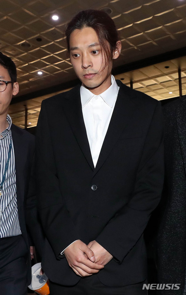 【서울=뉴시스】박주성 기자 = 성관계 동영상 불법 촬영·유포 논란을 빚은 가수 정준영(30)이 지난 14일 오전 서울 종로구 서울지방경찰청 광역수사대로 출석하고 있다. 2019.03.14. park7691@newsis.com