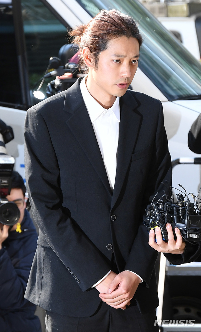 【서울=뉴시스】박주성 기자 = 가수 정준영이 14일 오전 서울경찰청 광역수사대에 피의자 신분으로 출석하고 있다. 정 씨는 성폭력범죄의 처벌 등에 관한 특례법 위반(카메라 등 이용 촬영) 혐의로 경찰에 입건됐다. 2019.03.14. photo@newsis.com