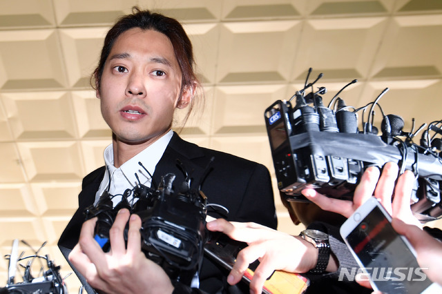 【서울=뉴시스】박주성 기자 = 가수 정준영이 14일 오전 서울지방경찰청 광역수사대에 피의자 신분으로 출석하고 있다.  정 씨는 성폭력범죄의 처벌 등에 관한 특례법 위반(카메라 등 이용 촬영) 혐의로 경찰에 입건됐다. 2019.03.14.  photo@newsis.com