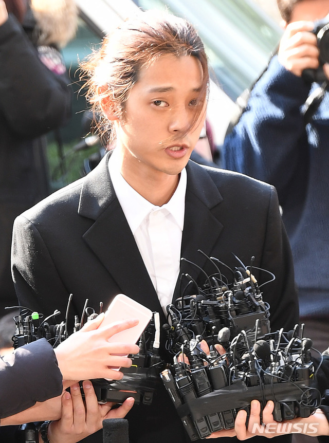 【서울=뉴시스】박주성 기자 = 가수 정준영이 14일 오전 서울지방경찰청 광역수사대에 피의자 신분으로 출석하고 있다.  정 씨는 성폭력범죄의 처벌 등에 관한 특례법 위반(카메라 등 이용 촬영) 혐의로 경찰에 입건됐다. 2019.03.14.  photo@newsis.com