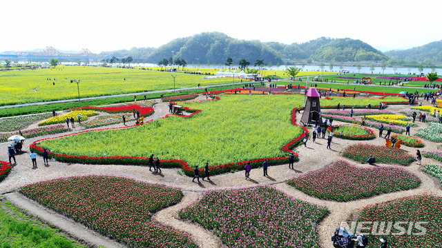 【창녕=뉴시스】안지율 기자 = 경남 창녕군이 오는 4월11일부터 14일까지 제14회 창녕 낙동강 유채 축제’를 앞두고 행사준비에 박차를 가하고 있다고 14일 밝혔다. 사진은 지난해 낙동강 유채단지 전경. 2019.03.14. (사진=창녕군 제공) photo@newsis.com