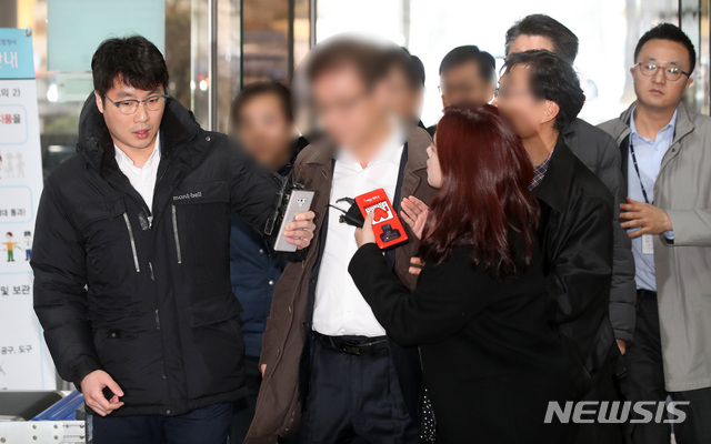 【서울=뉴시스】김선웅 기자 = 가습기 살균제 사망사건 증거 인멸 혐의로 구속영장이 청구된 SK케미칼(현 SK디스커버리) 이모씨 등 임직원들이 지난 14일 오전 서울 서초구 서울중앙지방법원에서 영장실질심사(구속 전 피의자 심문)에 출석하고 있다. 2019.03.14. mangusta@newsis.com