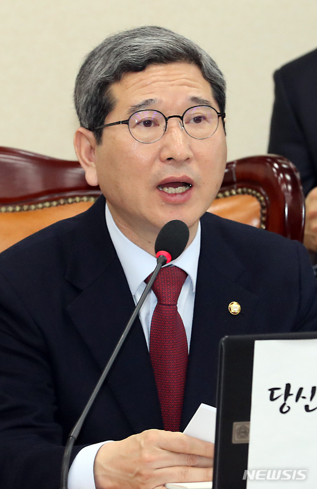 【서울=뉴시스】이종철 기자  = 14일 서울 여의도 국회에서 열린 환경노동위원회 전체회의에서 김학용 위원장이 환경부의 부실한 자료 제출을 추궁하고 있다. 2019.03.14.jc4321@newsis.com