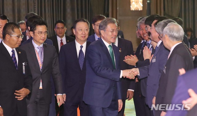 【쿠알라룸푸르(말레이시아)=뉴시스】전신 기자 = 말레이시아를 국빈 방문 중인 문재인 대통령이 14일 쿠알라룸푸르 만다린 호텔에서 열린 한-말레이시아 비즈니스 포럼에 참석해 참석자들과 인사하고 있다. 2019.03.14.&nbsp; photo1006@newsis.com