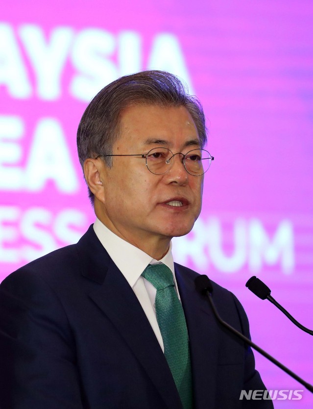 【쿠알라룸푸르(말레이시아)=뉴시스】전신 기자 = 말레이시아를 국빈 방문 중인 문재인 대통령이 14일 쿠알라룸푸르 만다린 호텔에서 열린 한-말레이시아 비즈니스 포럼에서 기조연설하고 있다. 2019.03.14. photo1006@newsis.com