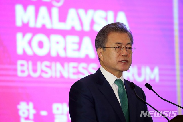 【쿠알라룸푸르(말레이시아)=뉴시스】전신 기자 = 말레이시아를 국빈 방문 중인 문재인 대통령이 14일 쿠알라룸푸르 만다린 호텔에서 열린 한-말레이시아 비즈니스 포럼에서 기조연설하고 있다. 2019.03.14.&nbsp; photo1006@newsis.com