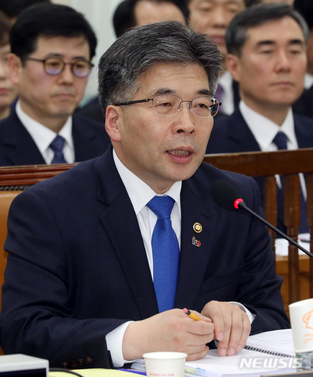【서울=뉴시스】박영태 기자 = 지난 14일 오전 서울 영등포구 여의도 국회에서 열린 행정안전위원회 전체회의에서 민갑룡 경찰청장이 강남 버닝선 관련 의원 질의에 답변하고 있다. 2019.03.14.since1999@newsis.com
