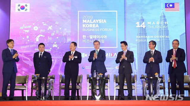 【쿠알라룸푸르(말레이시아)=뉴시스】전신 기자 = 말레이시아를 국빈 방문 중인 문재인 대통령이 14일 쿠알라룸푸르 만다린 호텔에서 열린 한-말레이시아 비즈니스 포럼을 마치고 박수치고 있다. 2019.03.14. photo1006@newsis.com