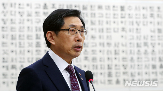 【서울=뉴시스】홍효식 기자 = 박상기 법무부 장관이 14일 오전 서울 여의도 국회 본청 법제사법위원회 회의실에서 열린 전체회의에서 업무보고를 하고 있다. 2019.03.14.  yesphoto@newsis.com