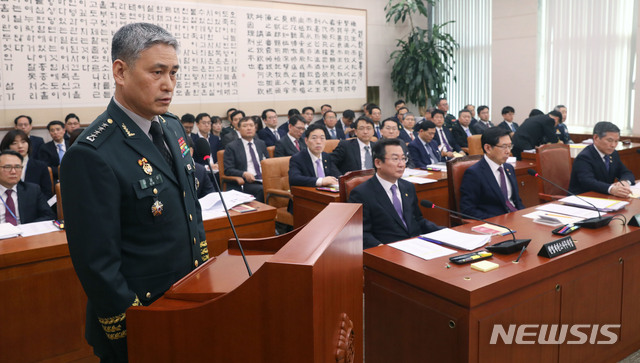 【서울=뉴시스】홍효식 기자 = 김용우 육군 참모총장이 14일 오전 서울 여의도 국회 본청 법제사법위원회 회의실에서 열린 전체회의에서 청와대 행정관과 비공식적으로 만났다는 논란에 대한 질문에 답하고 있다. 2019.03.14. yesphoto@newsis.com