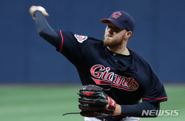 【서울=뉴시스】이영환 기자 = 14일 오후 서울 구로구 고척스카이돔에서 열린 2019 KBO 리그 시범경기 롯데 자이언츠와 키움 히어로즈의 경기, 1회말 롯데 선발 톰슨이 역투하고 있다. 2019.03.14. 20hwan@newsis.com