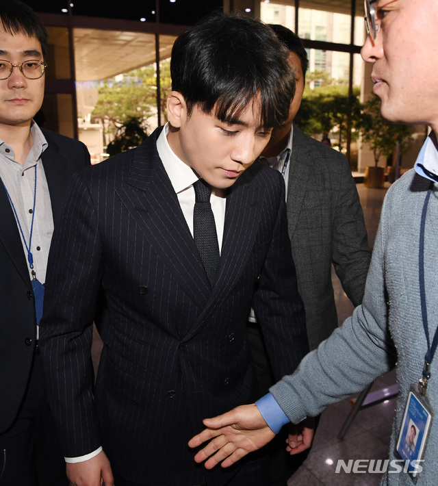 【서울=뉴시스】박주성 기자 = 성접대 의혹이 붉어진 빅뱅 멤버 승리(본명 이승현·29)가 14일 오후 서울 종로구 서울지방경찰청 광역수사대로 출석하고 있다. 2019.03.14.  park7691@newsis.com 