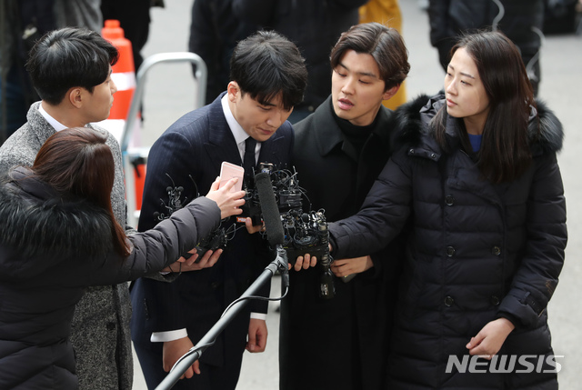 【서울=뉴시스】고승민 기자 = 성접대 등 혐의를 받는 가수 승리(본명 이승현)가 조사를 받기 위해 14일 서울지방경찰청 광역수사대로 출석하고 있다. 2019.03.14. kkssmm99@newsis.com 