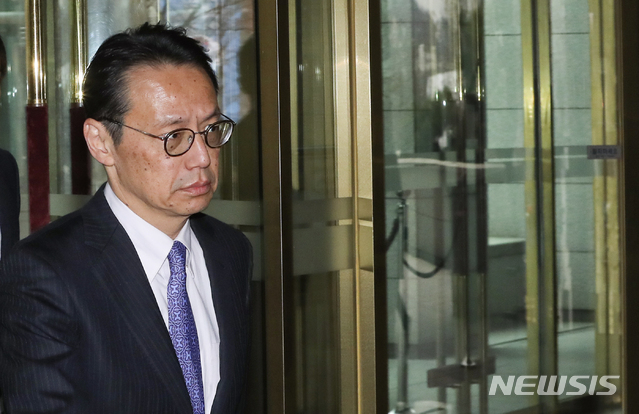 【서울=뉴시스】최진석 기자 = 가나스기 겐지 일본 외무성 아시아대양주국장이 14일 오후 서울 도렴동 외교부청사로 한일 외교부 국장급 협의를 위해 들어가고 있다.&nbsp; 이날 김용길 동북아국장과 가나스기 겐지 일본 외무성 아시아대양주국장이 국장급 회동을 갖고, 강제징용 배상판결에 따른 후속 조치 등을 논의 할 것으로 알려졌다. 2019.03.14.&nbsp; myjs@newsis.com