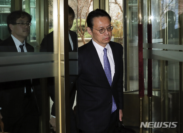 【서울=뉴시스】최진석 기자 = 가나스기 겐지 일본 외무성 아시아대양주국장이 14일 오후 서울 도렴동 외교부청사로 한일 외교부 국장급 협의를 위해 들어가고 있다. 이날 김용길 동북아국장과 가나스기 겐지 일본 외무성 아시아대양주국장이 국장급 회동을 갖고, 강제징용 배상판결에 따른 후속 조치 등을 논의 할 것으로 알려졌다. 2019.03.14. myjs@newsis.com