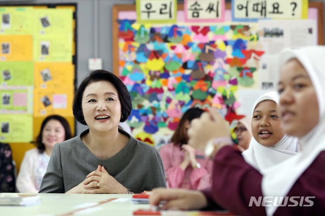 【쿠알라룸푸르(말레이시아)=뉴시스】전신 기자 = 말레이시아 국빈 방문 중인 문재인 대통령 부인 김정숙 여사가 14일 쿠알라룸푸르 스리푸트리 과학중등학교를 방문해 한국어 수업을 참관하고 있다. 2019.03.14. (사진=청와대 제공) photo@newsis.com