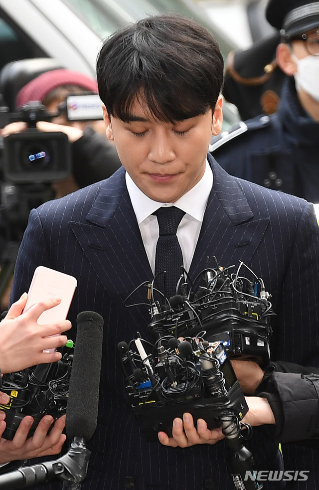 【서울=뉴시스】박주성 기자 = 성접대 의혹이 붉어진 빅뱅 멤버 승리(본명 이승현·29)가 14일 오후 서울 종로구 서울지방경찰청 광역수사대로 출석하고 있다. 2019.03.14.&nbsp; photo@newsis.com
