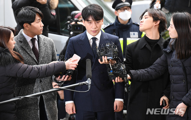 【서울=뉴시스】박주성 기자 = 성접대 의혹이 붉어진 빅뱅 멤버 승리(본명 이승현·29)가 14일 오후 서울 종로구 서울지방경찰청 광역수사대로 출석하고 있다. 2019.03.14.  photo@newsis.com