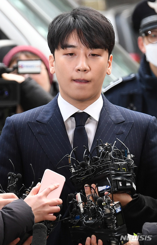 【서울=뉴시스】박주성 기자 = 성접대 의혹이 붉어진 빅뱅 멤버 승리(본명 이승현·29)가 14일 오후 서울 종로구 서울지방경찰청 광역수사대로 출석하고 있다. 2019.03.14. photo@newsis.com