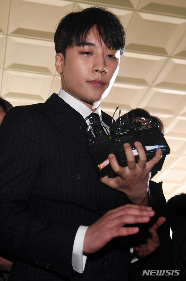 【서울=뉴시스】박주성 기자 = 성접대 의혹이 붉어진 빅뱅 멤버 승리(본명 이승현·29)가 14일 오후 서울 종로구 서울지방경찰청 광역수사대로 출석하고 있다. 2019.03.14.  photo@newsis.com