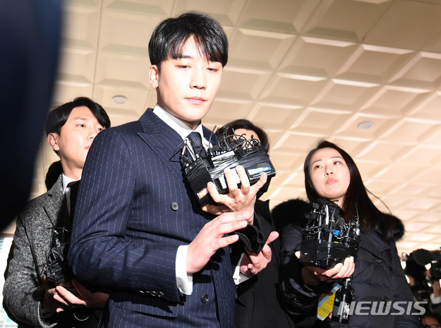 【서울=뉴시스】박주성 기자 = 성접대 의혹이 붉어진 빅뱅 멤버 승리(본명 이승현·29)가 14일 오후 서울 종로구 서울지방경찰청 광역수사대로 출석하고 있다. 2019.03.14.  photo@newsis.com