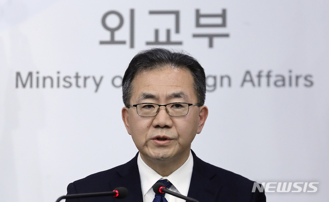【서울=뉴시스】최진석 기자 = 김인철 외교부 대변인이 14일 오후 서울 도렴동 외교부청사에서 정례브리핑을 하고 있다. 2019.03.14. myjs@newsis.com