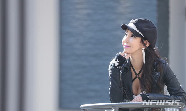 【서울=뉴시스】조수정 기자 = 에로 영화배우 출신 가수 정세희가 13일 서울 강남구 카페 뮤즈에서 뉴시스와 인터뷰에 앞서 포즈를 취하고 있다. 2019.03.14. chocrystal@newsis.com