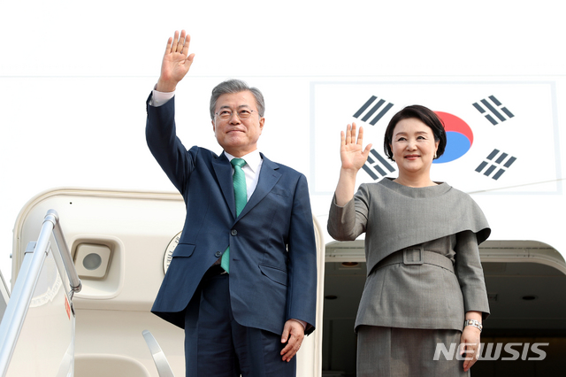 【프놈펜(캄보디아)=뉴시스】전신 기자 = 캄보디아를 국빈 방문한 문재인 대통령과 부인 김정숙 여사가 14일 프놈펜 국제공항에 도착해 손 흔들어 인사하고 있다. 2019.03.14. photo1006@newsis.com