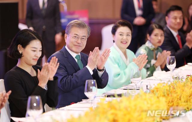 【프놈펜(캄보디아)=뉴시스】전신 기자 = 캄보디아를 국빈 방문한 문재인 대통령과 부인 김정숙 여사가 14일 프놈펜 시내 한 호텔에서 열린 동포간담회에서 한인회장 환영사에 박수를 치고 있다. 2019.03.14.&nbsp; photo1006@newsis.com 